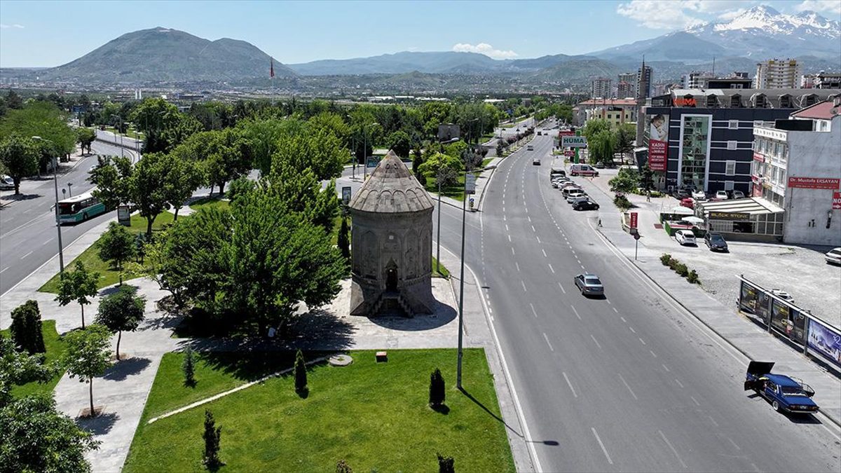 Kayseri'de, Anadolu'da ileri gelen şahsiyetler için yapıldığı bilinen ve "anıt