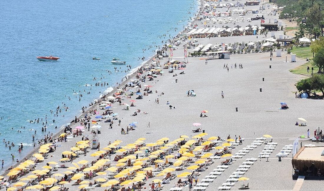 Antalya'da Kurban Bayramı'nın ilk gününde vatandaşlar ve turistler, sahillerde yoğunluk