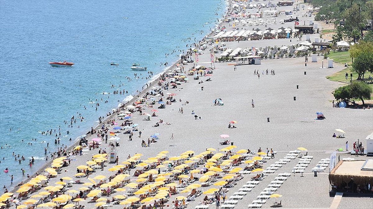 Antalya'da Kurban Bayramı'nın ilk gününde vatandaşlar ve turistler, sahillerde yoğunluk