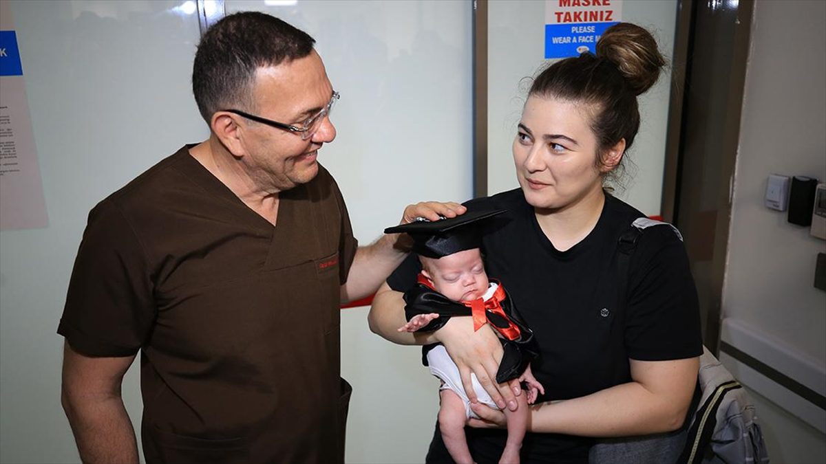 Henüz 26 haftalıkken prematüre olarak dünyaya gelen bebek, tedavisinin 92.