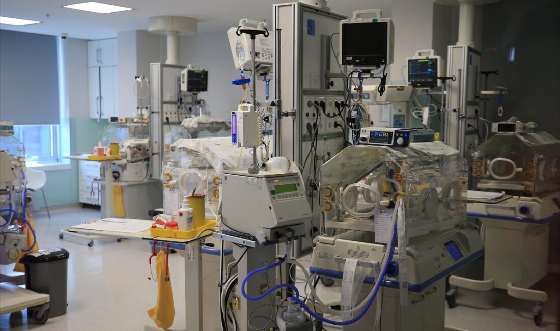 Antalya'da 26 haftalıkken 755 gram ağırlığında prematüre doğan "Mercan Çınar"