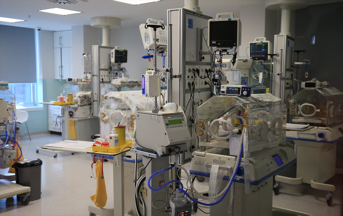 Antalya'da 26 haftalıkken 755 gram ağırlığında prematüre doğan "Mercan Çınar"