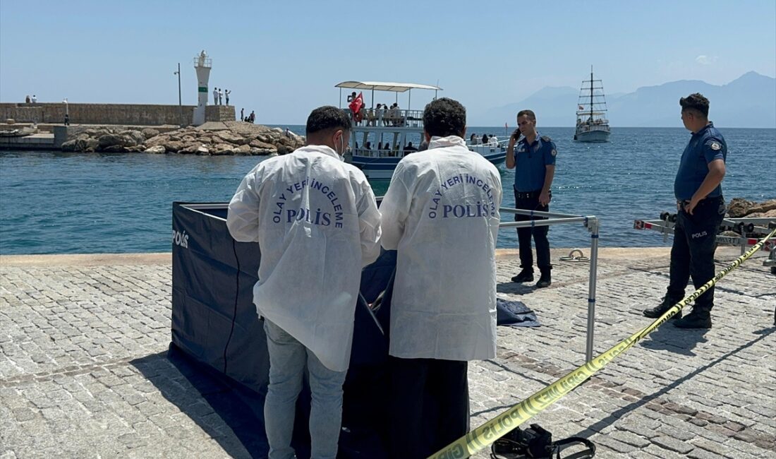 ANTALYA (AA) – Antalya’nın Muratpaşa ilçesinde denizde kol ve bacakları