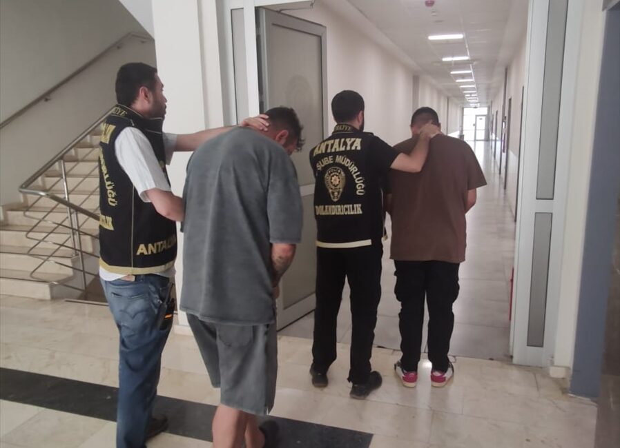 ANTALYA (AA) – Antalya'nın Kepez ilçesinde düzenlenen dolandırıcılık operasyonunda yakalanan