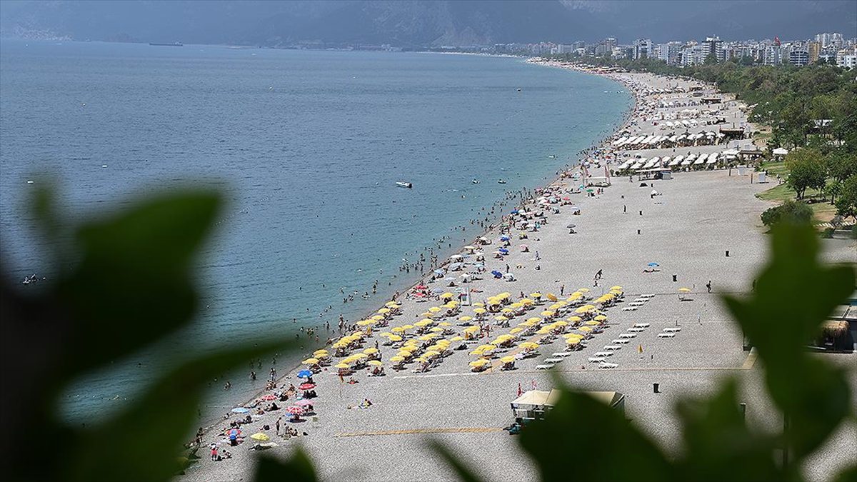 Antalya'da hava sıcaklıklarının hafta sonuna kadar daha da artarak mevsim