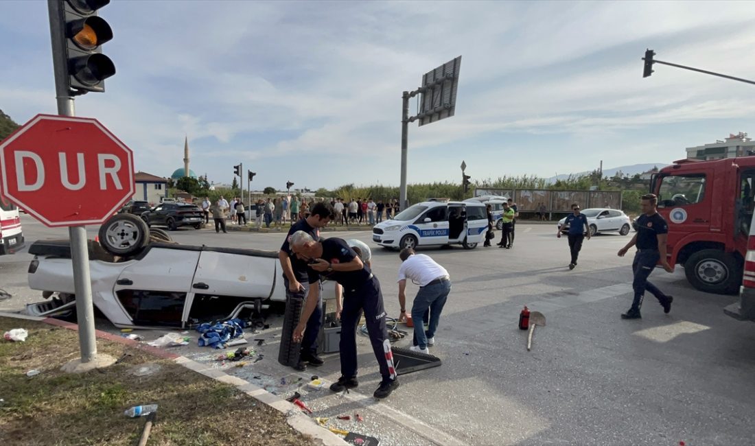 ANTALYA (AA) – Antalya'nın Kumluca ilçesinde iki otomobilin çarpışması sonucu