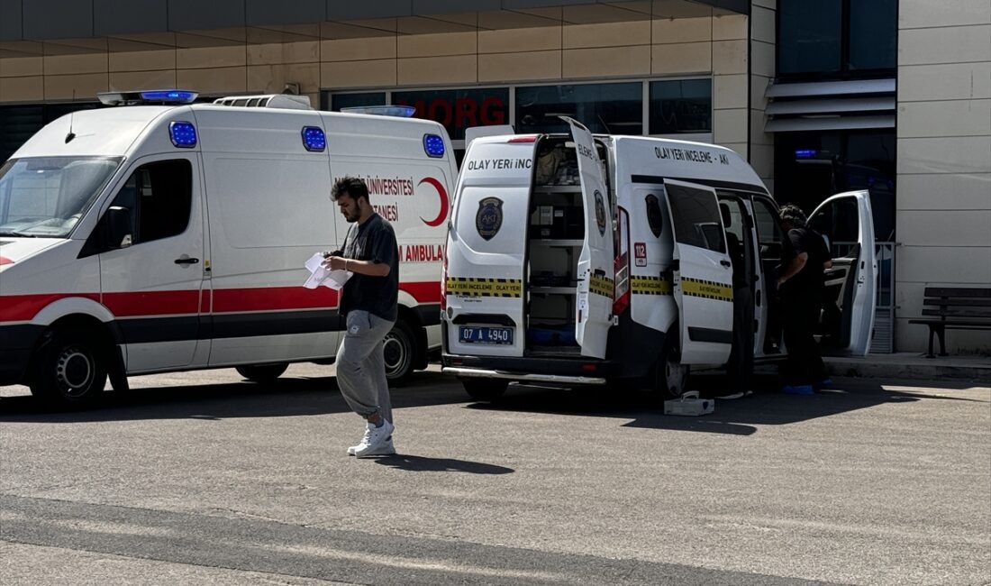 ANTALYA (AA) – Antalya’da güvenlik görevlisi, bir çiftin kavgasını ayırmak