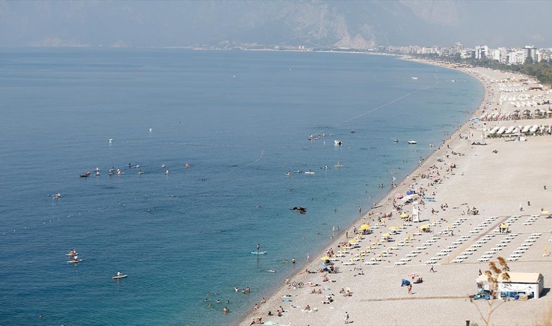 Antalya'da sıcak hava ve nemden bunalanlar, sahillerde zaman geçirdi.