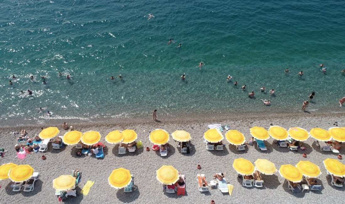 ANTALYA (AA) – Antalya'da etkili olan sıcak hava ve nemden