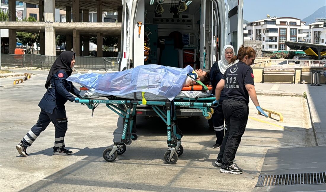 ANTALYA (AA) – Antalya'nın Alanya ilçesinde uçuruma yuvarlanan safari aracındaki