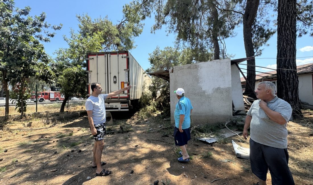 ANTALYA (AA) – Antalya'nın Döşemealtı ilçesinde yoldan çıkarak önce ağaçlara