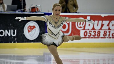 Artistik buz pateninde ulusal ve uluslararası çok sayıda madalya kazanan