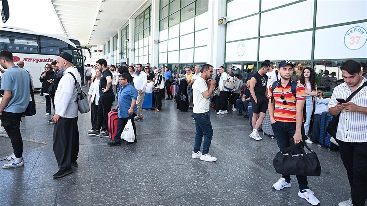 Kurban Bayramı tatilinin son gününde Ankara Şehirlerarası Terminal İşletmesi'nde (AŞTİ)