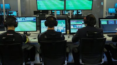 Geleneksel yanı ağır basan ve yeniliklerin benimsenmesinin zaman aldığı futbol