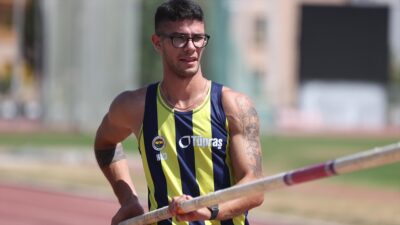 İtalya'daki 26. Avrupa Atletizm Şampiyonası'nda sırıkla atlamada üçüncülük madalyası kazanarak