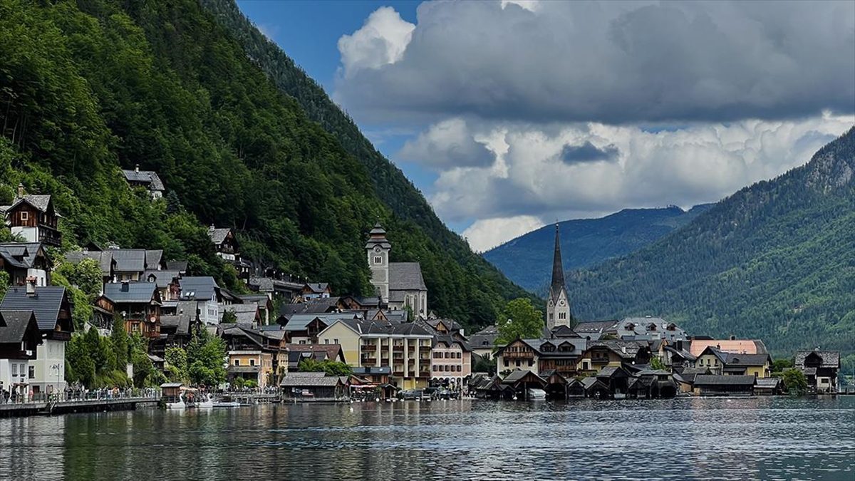 Avusturya'nın bir kasabası olan Hallstatt, masalları andıran yapısıyla turistlerin uğrak