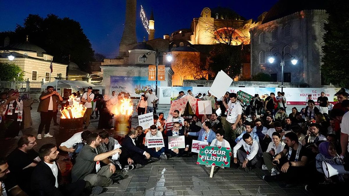 AK Parti İstanbul Gençlik Kolları üyeleri, İsrail'in, Refah ve Gazze'deki