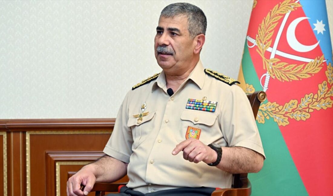 Azerbaycan Savunma Bakanı Zakir Hasanov, en modern silah, teçhizat ve