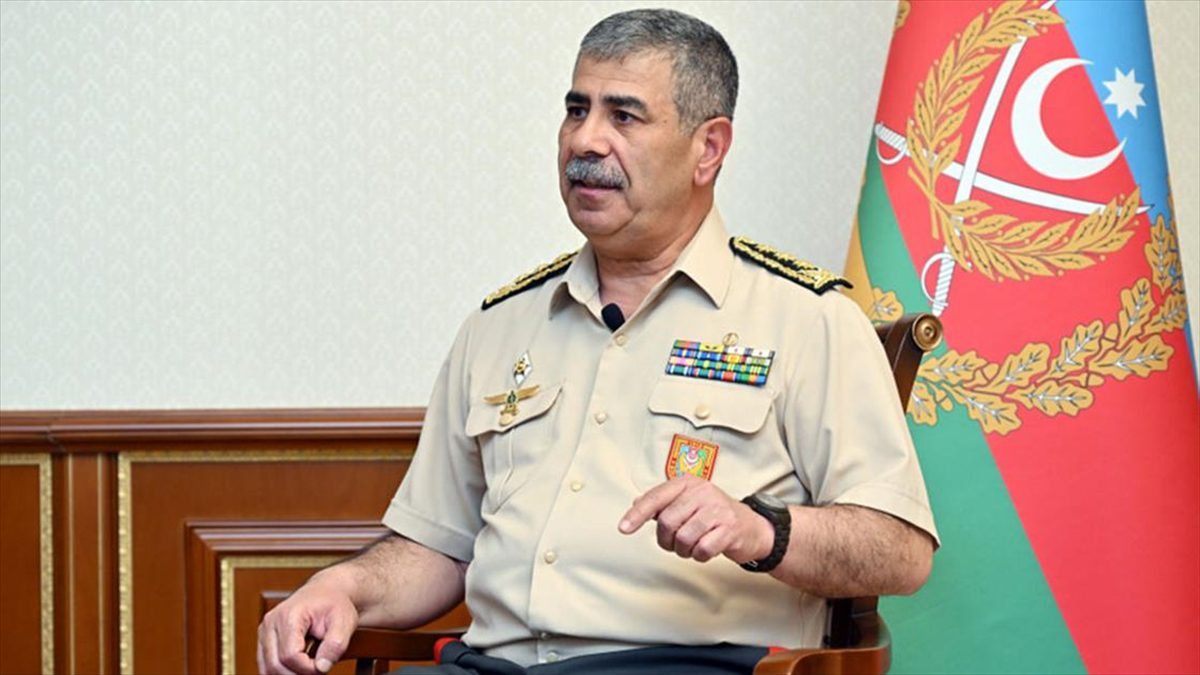 Azerbaycan Savunma Bakanı Zakir Hasanov, en modern silah, teçhizat ve