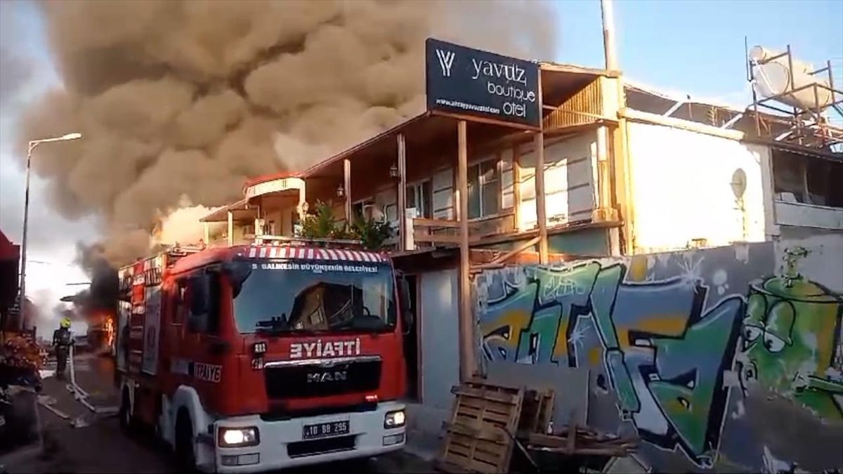 Balıkesir'in Edremit ilçesinde butik otelde çıkan yangında 3 kişi dumandan