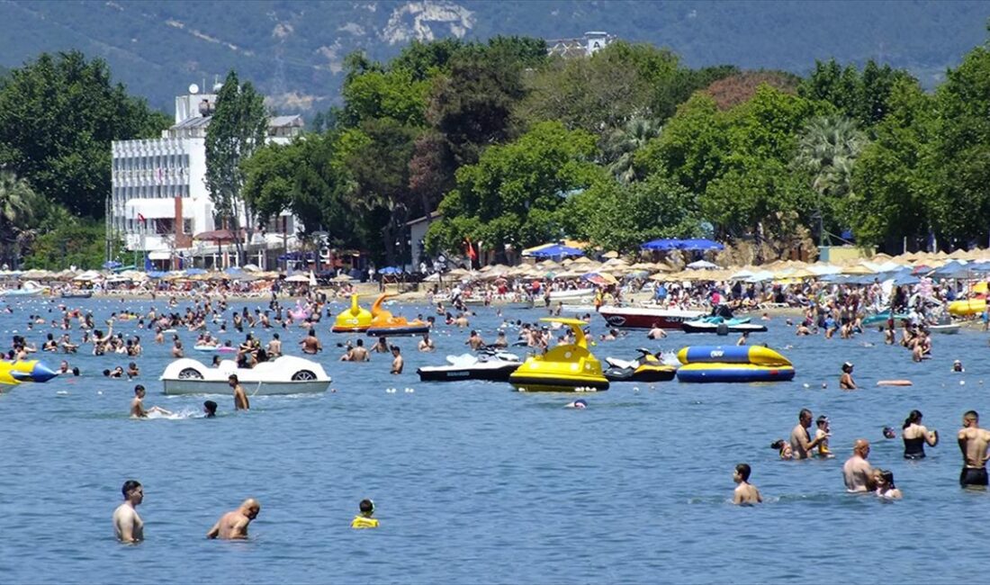 Balıkesir'in turizm bölgelerinden Erdek'te Kurban Bayramı tatili dolayısıyla yoğunluk yaşanıyor.