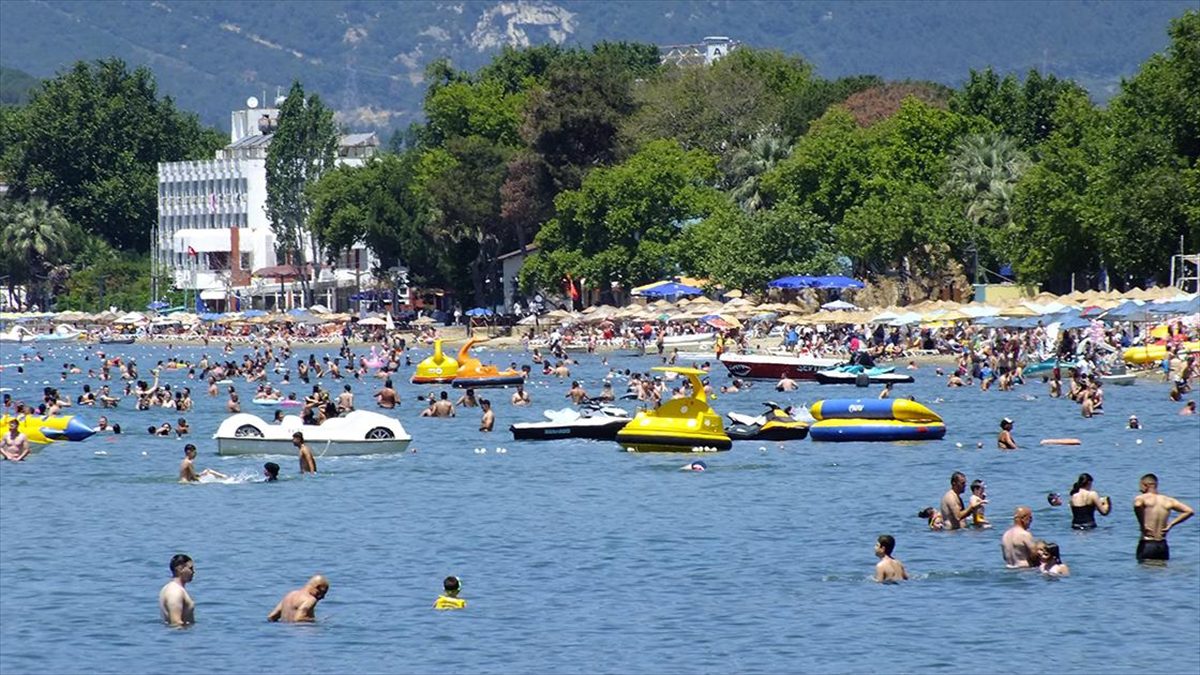 Balıkesir'in turizm bölgelerinden Erdek'te Kurban Bayramı tatili dolayısıyla yoğunluk yaşanıyor.