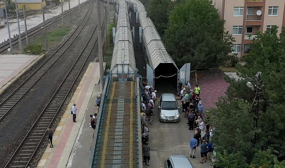 Yıllık izinleri başlayan bazı gurbetçiler, araçlarını da yanlarında getirebildikleri arabalı