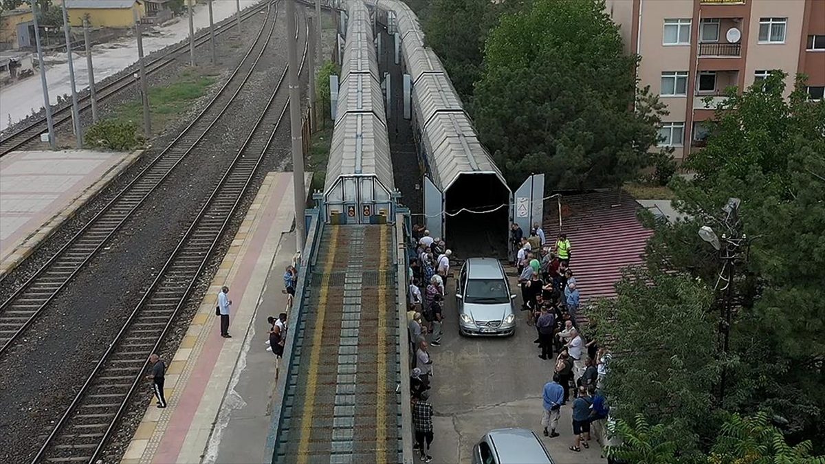 Yıllık izinleri başlayan bazı gurbetçiler, araçlarını da yanlarında getirebildikleri arabalı