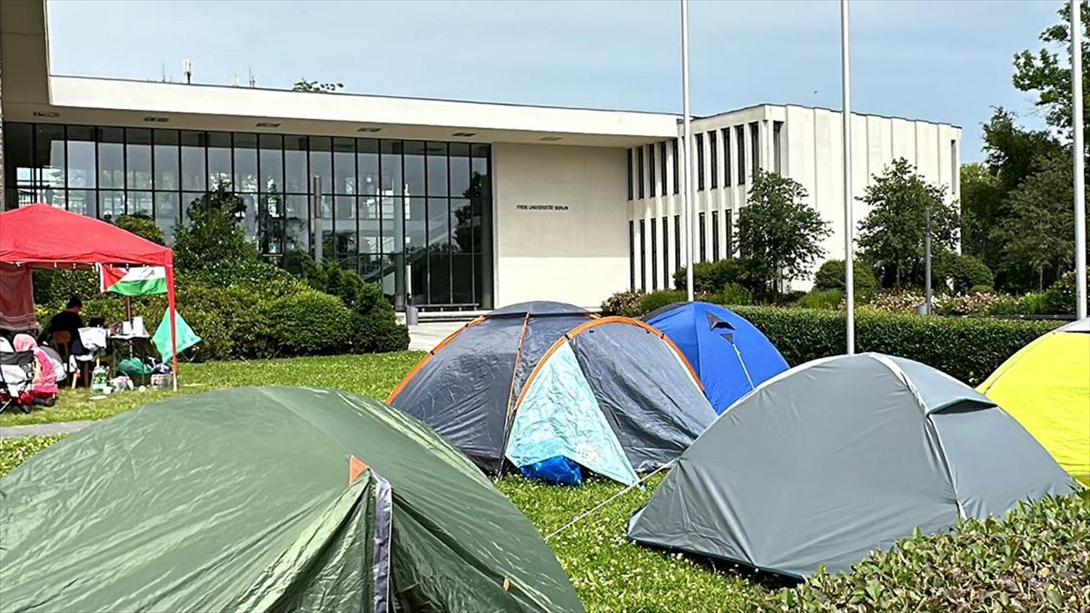 Almanya’nın başkenti Berlin’de Filistin destekçisi öğrenciler, Hür Üniversitesinin Henry-Ford-Bau binası