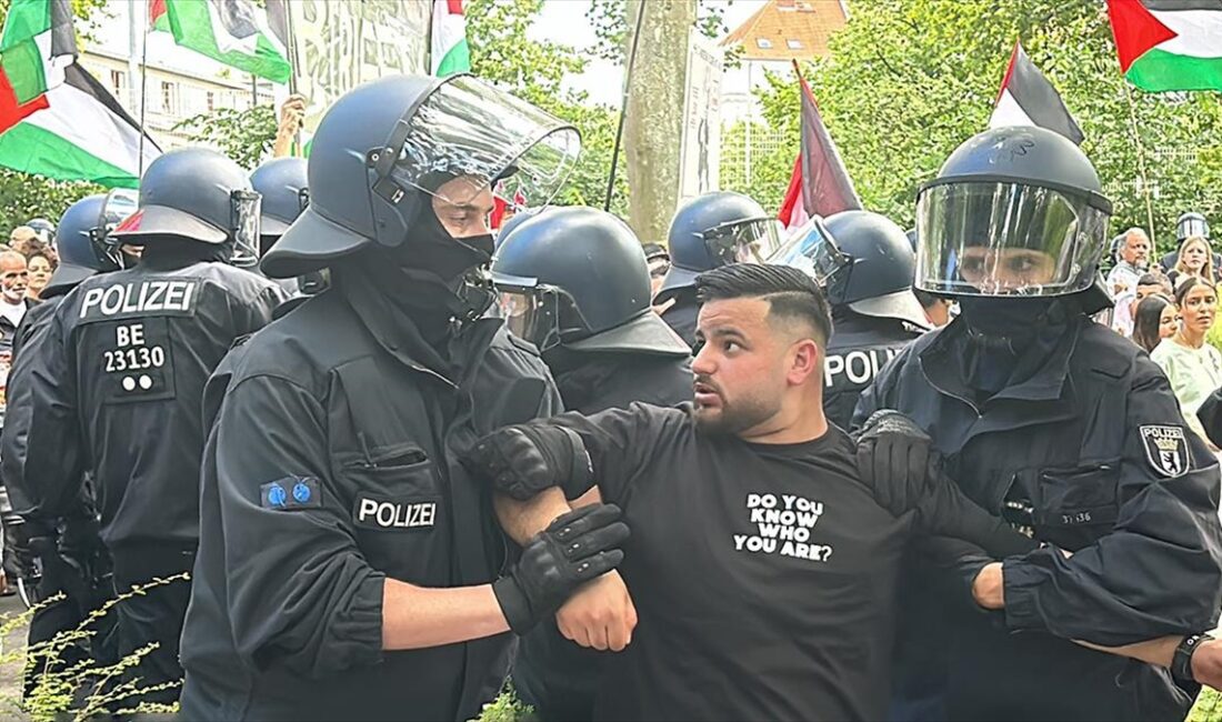 Almanya’nın başkenti Berlin’de Filistin’e destek gösterisinde çok sayıda eylemci gözaltına
