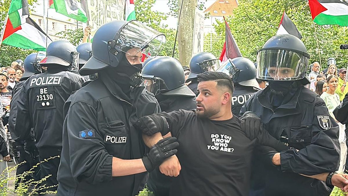 Almanya’nın başkenti Berlin’de Filistin’e destek gösterisinde çok sayıda eylemci gözaltına