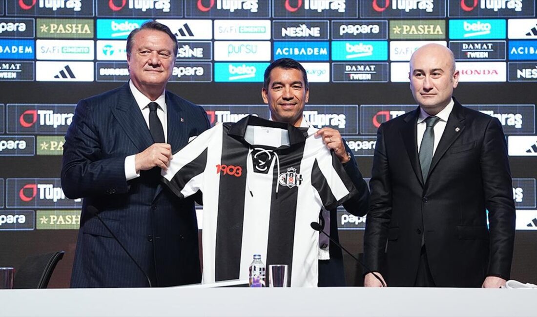 Beşiktaş, teknik direktörlük görevine getirdiği Giovanni van Bronckhorst için imza