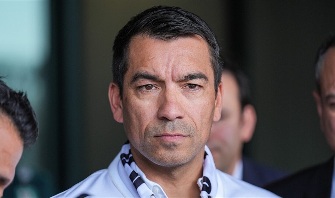 Beşiktaş'ta teknik direktörlüğe getirilen Giovanni van Bronckhorst, görevine başladı.