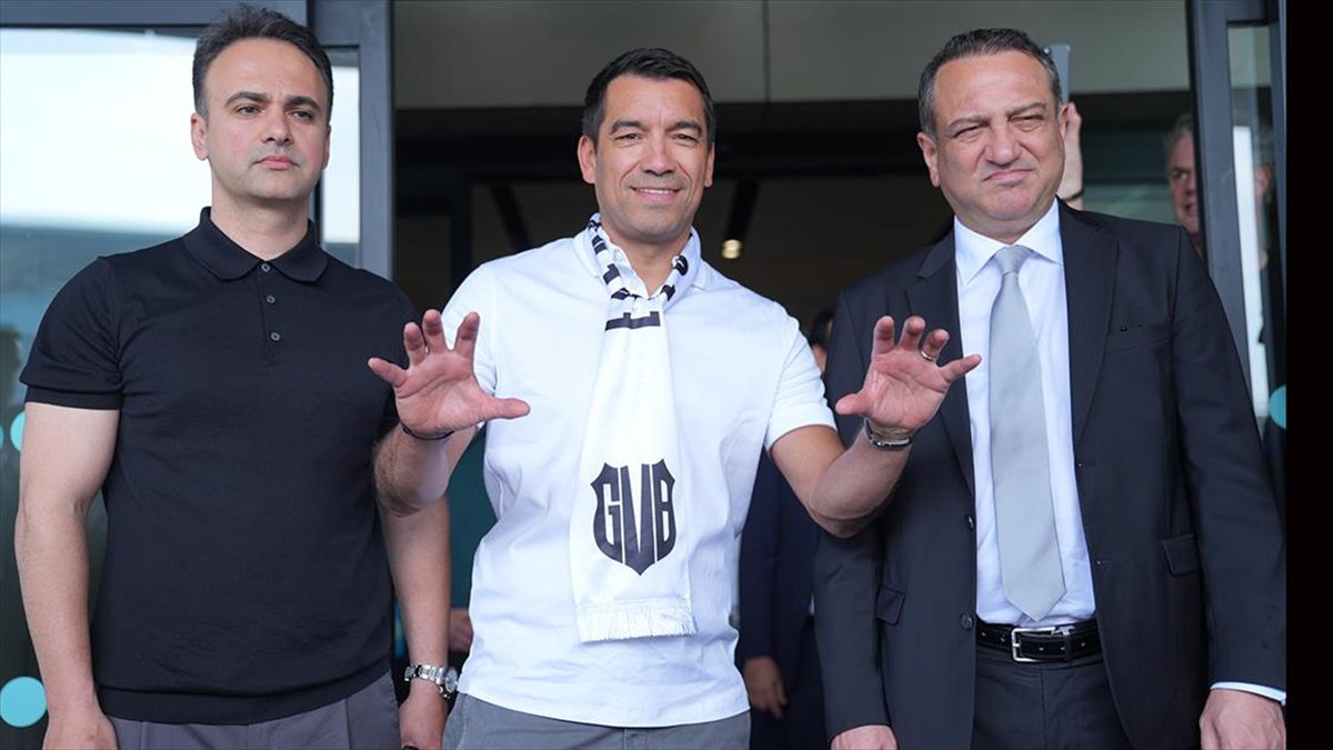 İSTANBUL (AA) – Hollandalı çalıştırıcıyı İstanbul Havalimanı’nda yönetim kurulu üyeleri
