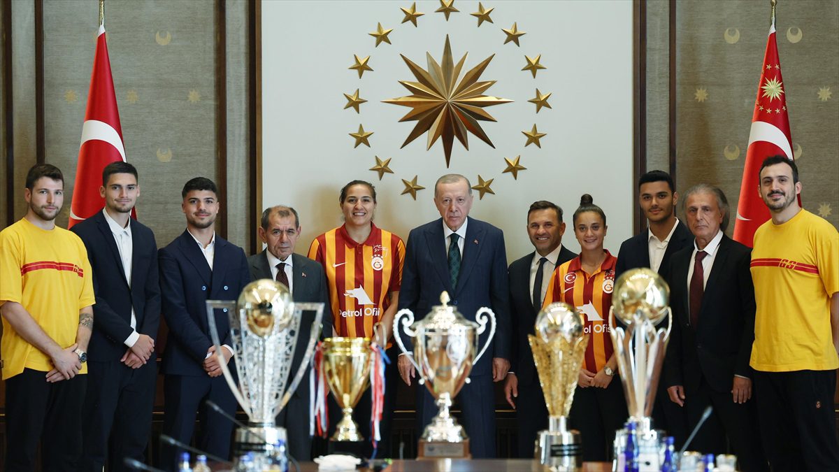 ANKARA (AA) – Erdoğan, Cumhurbaşkanlığı Külliyesi’nde, Süper Lig 2023-2024 sezonunu
