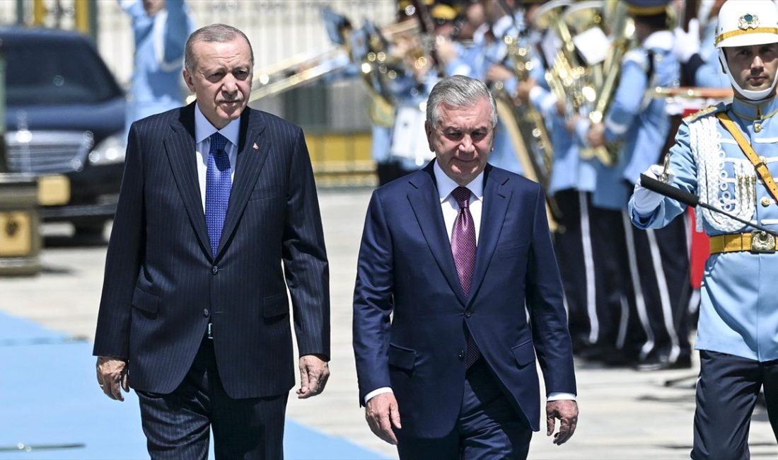 Cumhurbaşkanı Recep Tayyip Erdoğan, Özbekistan Cumhurbaşkanı Şevket Mirziyoyev'i resmi törenle