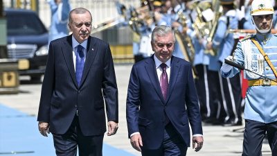 Cumhurbaşkanı Recep Tayyip Erdoğan, Özbekistan Cumhurbaşkanı Şevket Mirziyoyev'i resmi törenle