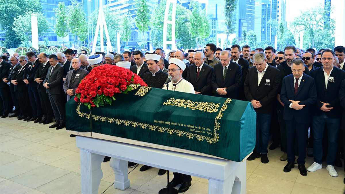 Cumhurbaşkanı Recep Tayyip Erdoğan, eski başbakanlardan Tansu Çiller'in eşi Özer