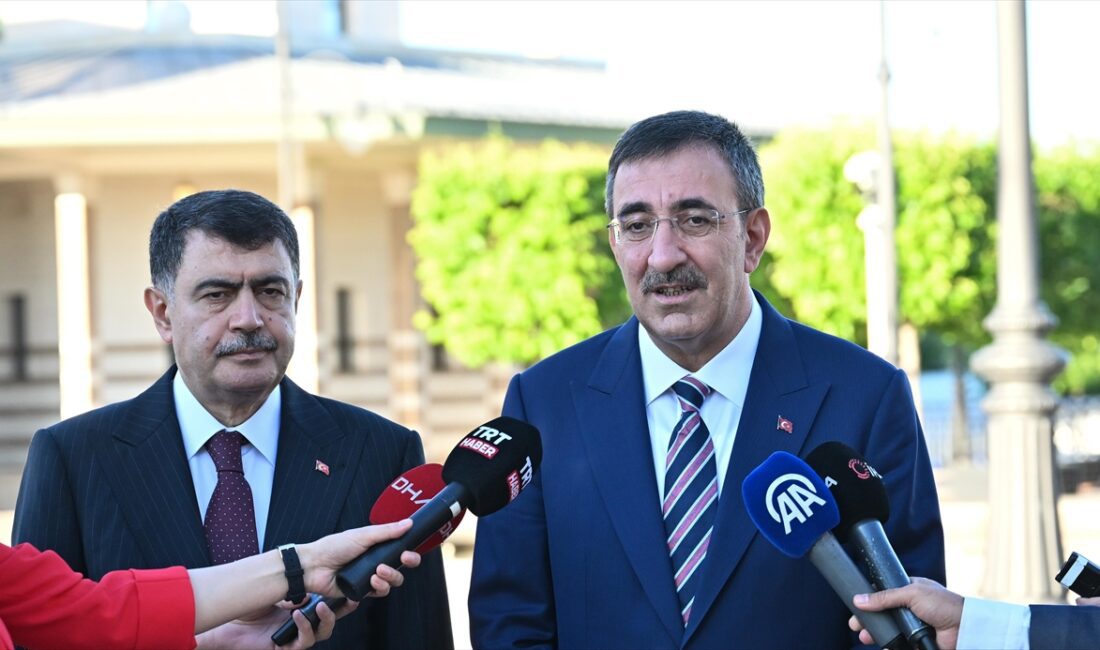 Cumhurbaşkanı Yardımcısı Cevdet Yılmaz, "Bayramın birliğimizi, beraberliğimizi, kardeşliğimizi daha pekiştirmesini