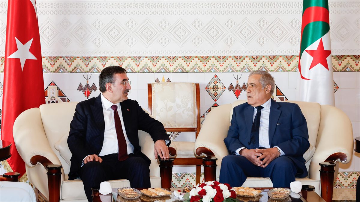 ANKARA (AA) – Cumhurbaşkanı Yardımcısı Yılmaz, Huari Bumedyen Havalimanı’nda, Cezayir