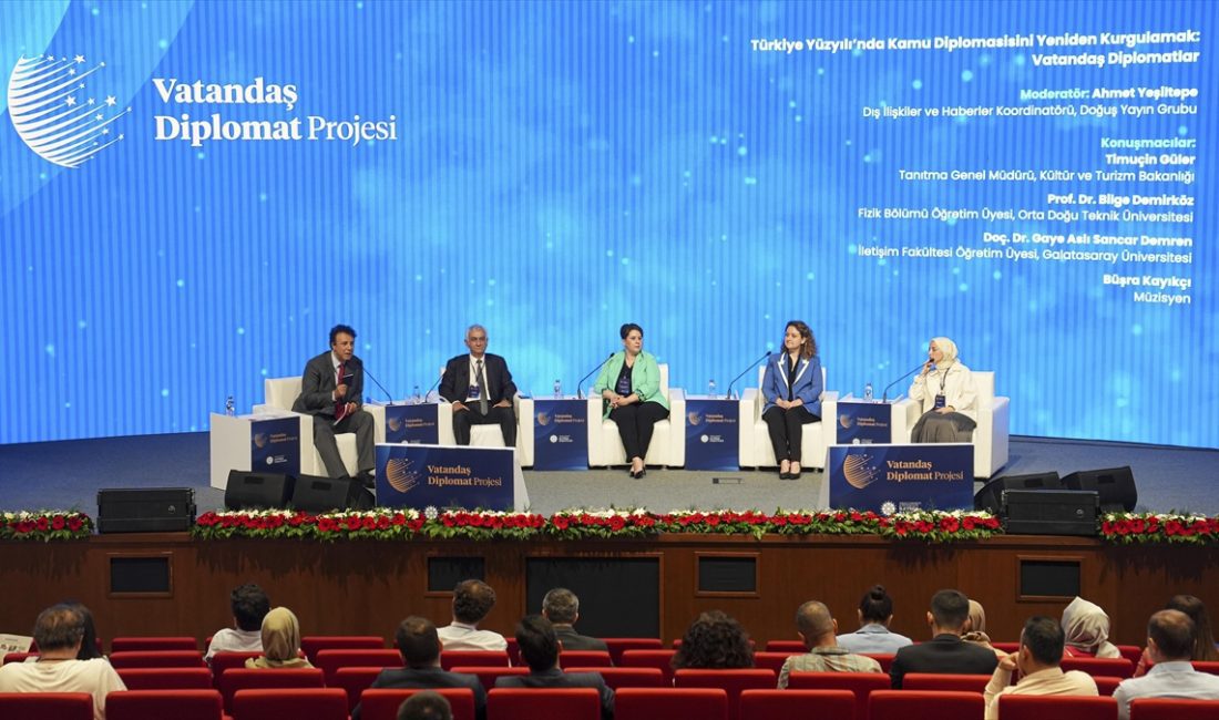 Cumhurbaşkanlığı İletişim Başkanlığının panelinde “vatandaş diplomat” kavramı tartışıldı ANKARA (AA) – İletişim Başkanlığı Konferans Salonu’nda, Cumhurbaşkanlığı İletişim Başkanı