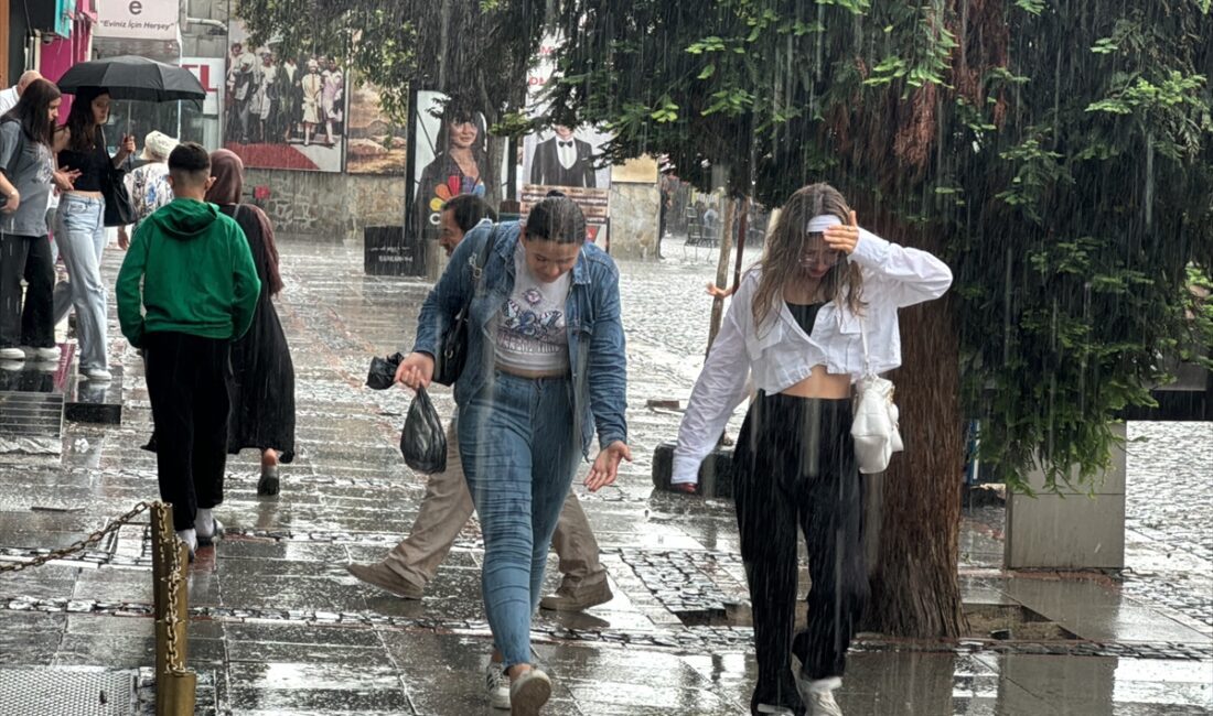 Vatandaşlar sağanaktan yanlarındaki şemsiye ve poşetlerle korunmaya çalıştı.