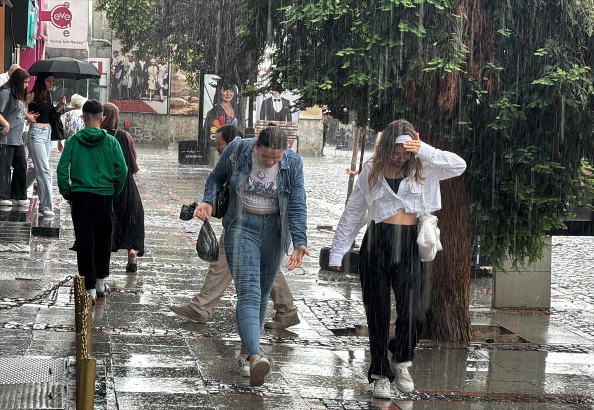 Vatandaşlar sağanaktan yanlarındaki şemsiye ve poşetlerle korunmaya çalıştı.