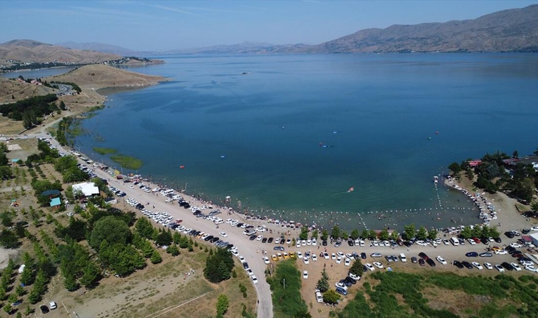 Elazığ'ın Sivrice ilçesindeki Hazar Gölü'nde Kurban Bayramı tatilinde ziyaretçi yoğunluğu