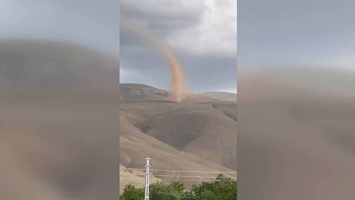Erzincan'da meydana gelen metrelerce yükseklikteki hortum cep telefonu kamerasıyla görüntülendi.