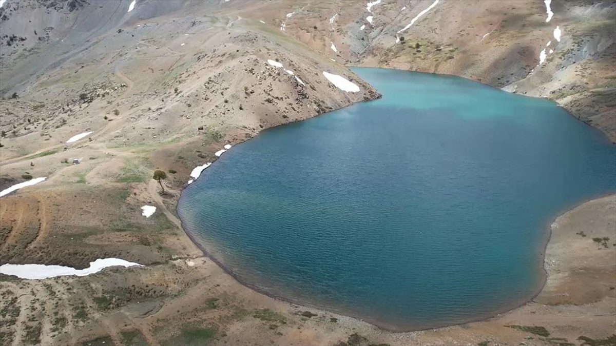 Türkiye'nin en yüksek krater gölleri arasında yer alan, Erzincan'ın Üzümlü