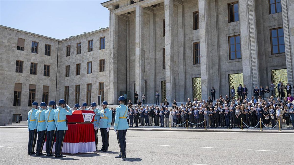 Vefat eden eski Dışişleri Bakanı Yaşar Yakış için Meclis'te cenaze