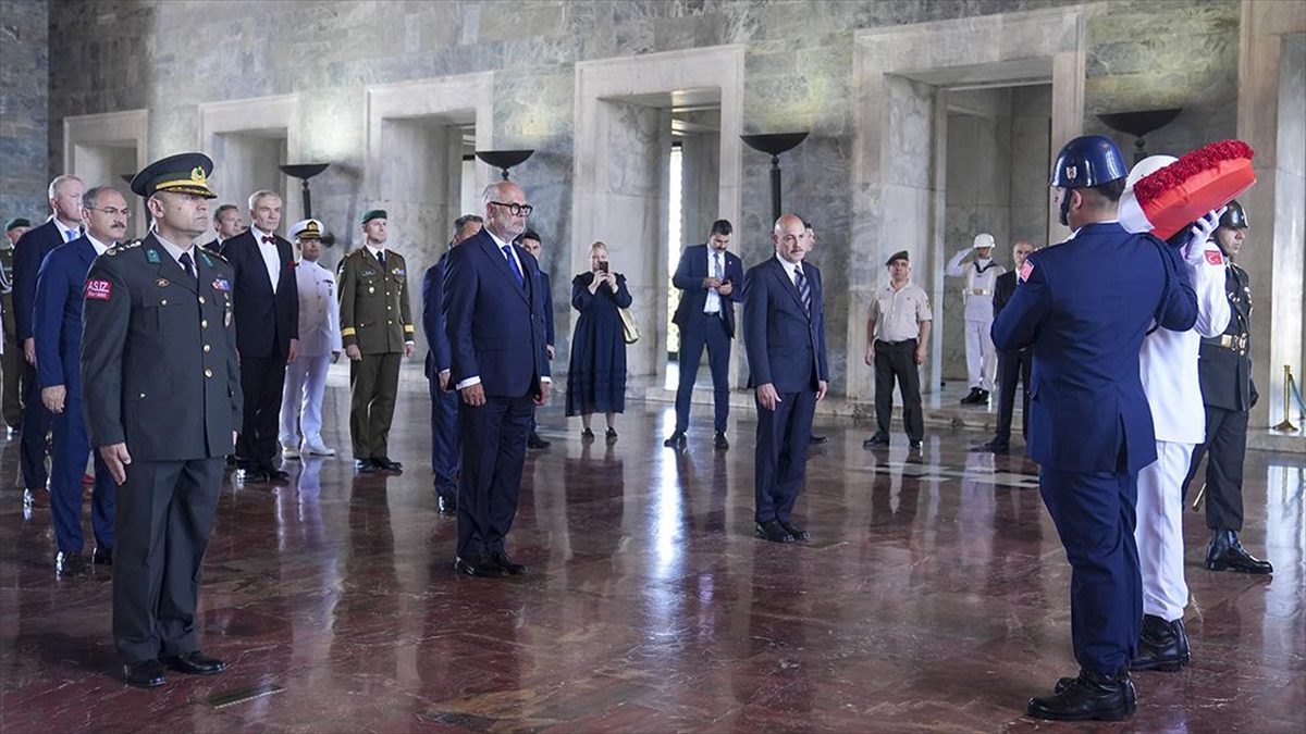 Resmi ziyaret için Türkiye'de bulunan Estonya Cumhurbaşkanı Alar Karis, Anıtkabir'i