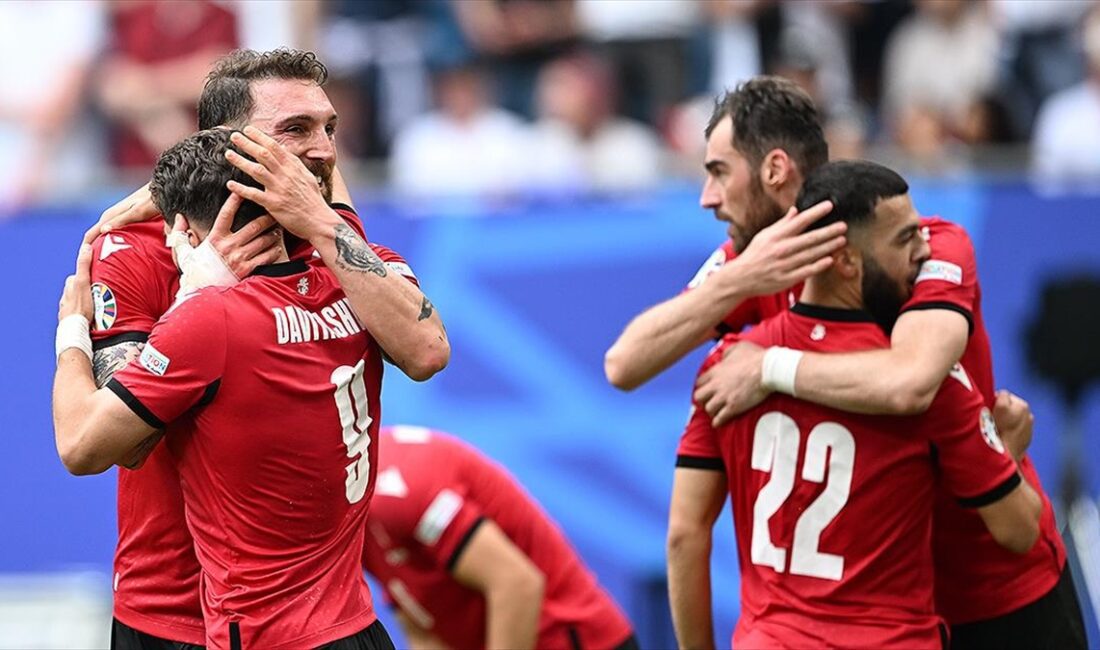 Arena AufSchalke Stadı'nda TSİ 22.00'de başlayacak müsabakayı İsviçreli hakem Sandro