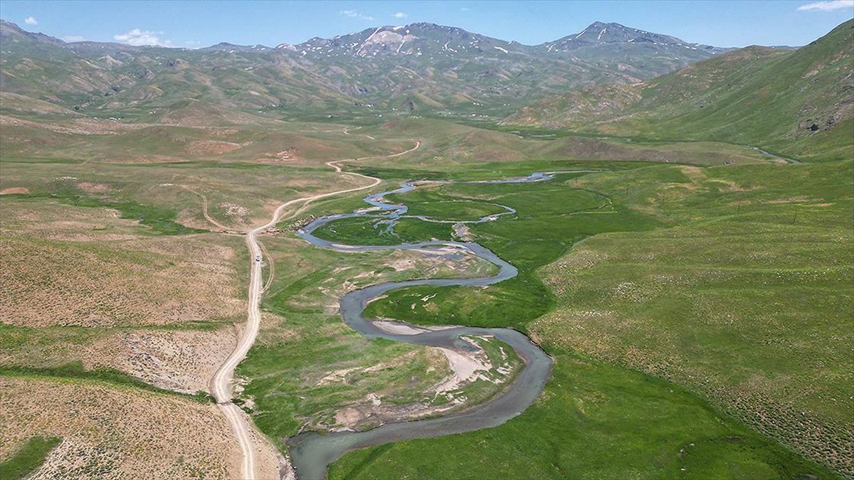 Şırnak'ın Beytüşşebap ilçesinde Faraşin Yaylası'ndaki menderesler dronla görüntülendi.
